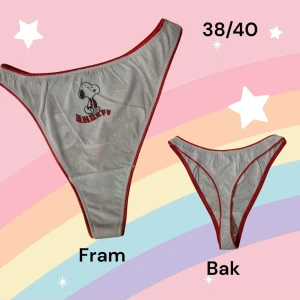 Snobben stringtrosa 38/40 - Från ett konkurslager från 2000-talet kommer dessa retro stringtrosor med Snobben på. Tunna i tyget. I övrigt enligt bilden. Oanvända såklart med orginallapparna kvar. Finns fler storlekar, bara fråga. Rejäl bundlerabatt om du köper flera varor från mig samtidigt.