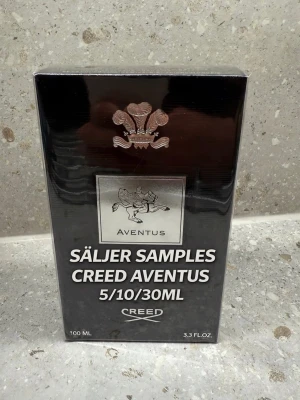 Creed Aventus samples /parfymprov / parfym  - Upptäck Creed Aventus i praktiska samples på 5, 10 eller 30 ml. Perfekt för dig som vill testa en ikonisk parfym i mindre mängd. Originalförpackning, 100 ml. Lyxig känsla och stilren design. För 5ml 179 , 10ml 249 och 30ml 579