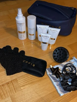 Bobbys hårvård  - Hårvårdsset från Bobby's Hair Care innehållande hårprodukter och tillbehör.  - hår scalp borste  - tofsar och klämmor - hårband  - skrubbhandske - glitter gel  - shampoo och balsam  - leave in balsam  - Hårspray  - Necessär   Inget är öppnat eller använt.