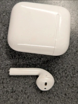 Apple iPhone Airpods 2nd gen - Obs endast en hörlurar med förvaringsbox