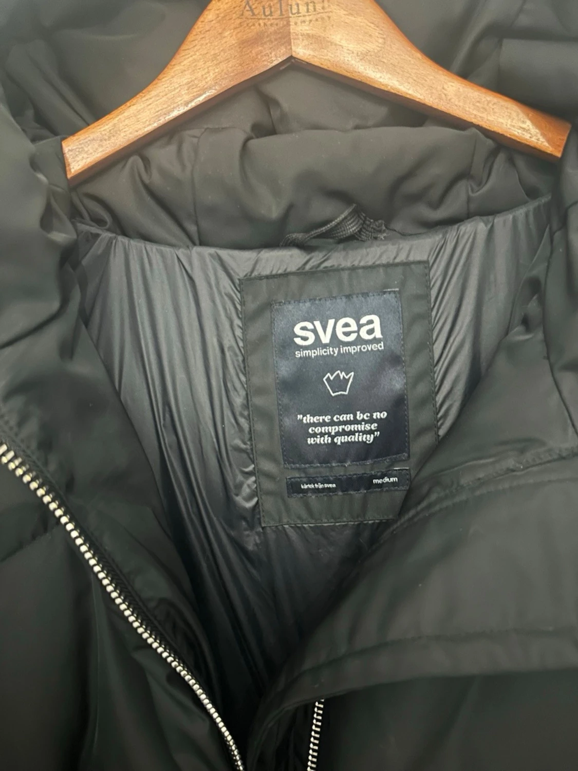 Svart pufferjacka från Svea med huva - 1