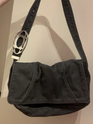 Svart axelväska med metallspänne - En lagom jeansväska 