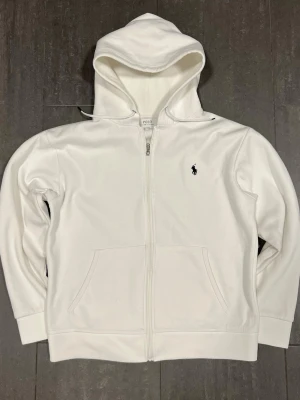 Ralph lauren zipper  - Snygg och stilren Ralph lauren zipper i fantastiskt skick. Storlek M utan några defekter förutom en liten fläck längst ner på baksidan(kom privat för bild). Tveka inte att höra aver vid frågor och fundering och kolla gärna in mina andra annonser så kan vi säkert fixa ett bra paketpris🤩🤩🤩