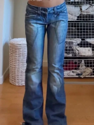Blå bootcut jeans vintage med låg midja - Säljer ett par blå vintage jeans med bootcut-snitt och låg midja. Midjemått 38 cm rakt över, innerbenslängd 80 cm 