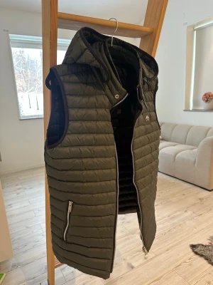 Mooseknuckles väst - Säljer en mooseknuckles dunväst köpt på nk i Gbg, sparsamt använd. Inte en fläck/märke på hela västen. 