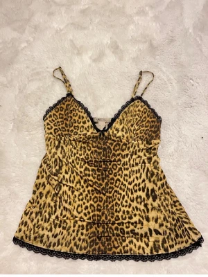 Leopardmönstrad linnetopp med spets  - Säljer en snygg leopardmönstrad linnetopp från MNG Suit i storlek M. 