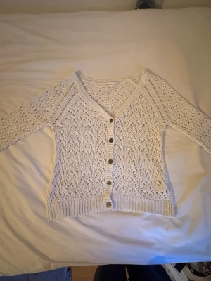 Fin mönserstickad kofta från Zara - Söt kofta från Zara med trekvarts ärmar i en off-white färg. Perfekt till sommaren att slänga över axlarna!