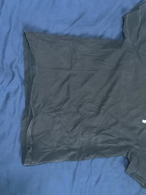 Svart t-shirt från Polo Ralph Lauren - Svart t-shirt från Polo Ralph Lauren med klassisk vit logga broderad på bröstet. Modellen är kortärmad och har rund hals. Materialet är mjuk bomull som känns skönt mot huden. Perfekt för dig som gillar stilrena och enkla plagg med en touch av lyx.