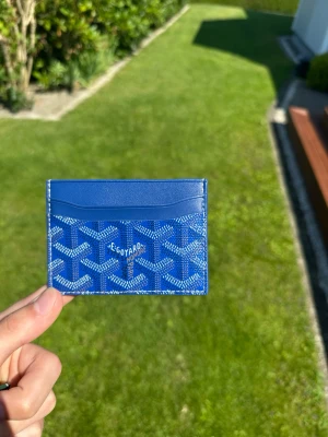 Blå Goyaard plånbok - Kommer med etikett och låda, skickad inom en dag, skriv vid eventuella funderingar, varan är helt ny och oanvänd, VARAN ÄR FAST PRIS! 