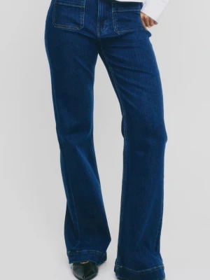 Blå bootcut jeans med hög midja - Snygga blå jeans med bootcut passform och hög midja. Jeansen har framfickor med markerade sömmar och är tillverkade i klassiskt denimtyg. Perfekta för dig som vill ha en retroinspirerad look.