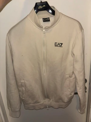 EA7 tröja  - Säljer en EA7 kofta full zip i storlek M, passar även dig som är S. Nypris 1200kr. Mitt pris 600kr.