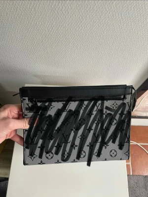 Riktigt Fin hand väska i L och V - Hej! Säljer denna fina mönstrade väska i väldigt bra skick och kvalite!