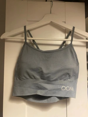 Ljusblå sport-bh från DOM - Säljer en snygg ljusblå sport-bh från Drop of Mindfulness med smala axelband. Låg-medium support och inlägg finns. 🫶🏼