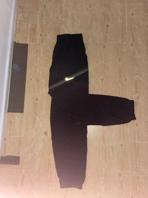 Svarta Nike Dri-Fit mjukisbyxor M - Svart Nike byxa. Är bara använd 1 gång säljer för köpte fel storlek. 700 är de minsta jag kan. 