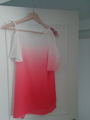 Vit och rosa off sholders blus med pärldetalj - Säljer en flowy blus i polyester med snygg ombre-effekt från vit till rosa. Ena axeln har en dekorativ pärldetalj i rosa och silver. Blusen har en ärmlös design med en lös passform och ett tunt, luftigt material. Perfekt för sommarens alla tillfällen!