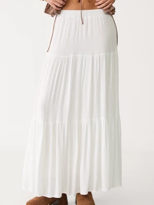 Vit långkjol med volanger - Säljer en vit långkjol med bred resår i midjan och flera lager volanger. Kjolen har en luftig och lätt känsla, perfekt för varma dagar. Materialet känns mjukt. Den är använd men i fint skick. Från stradivarius i storlek S. Hör av er vid frågor💗