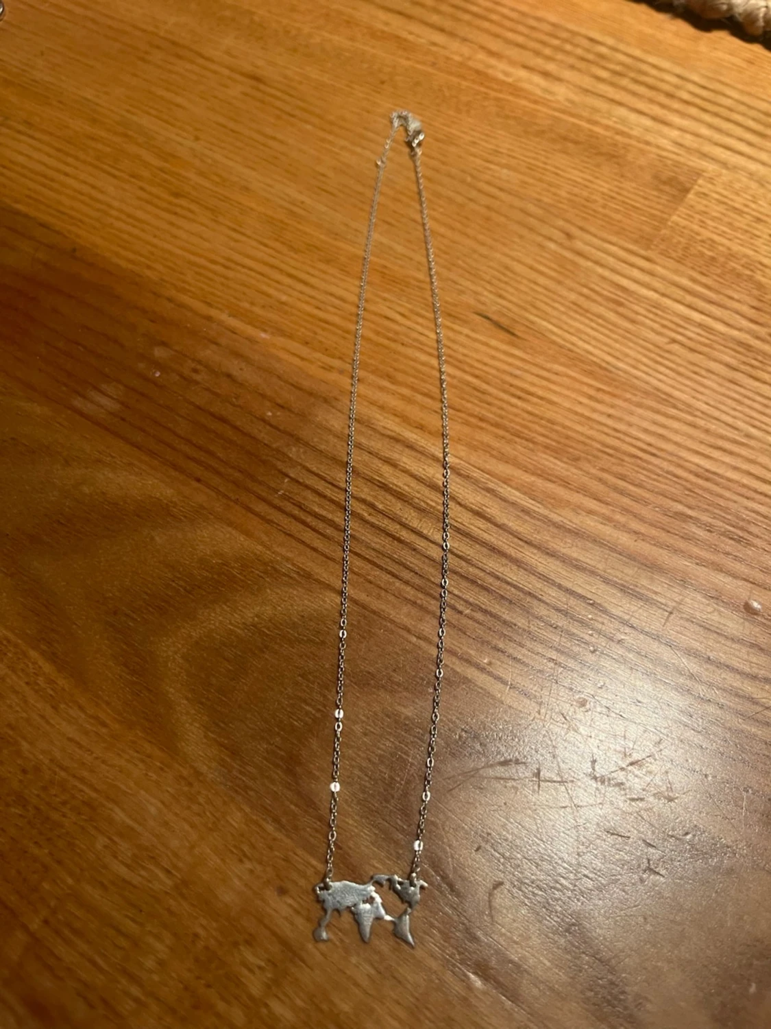 Silvrigt halsband (världskarta)