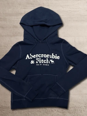 Abercrombie & fitch hoodie S - En snygg tröja från abercrombie & fitch. 8.5/10 skick. Storlek xs-s. 😀