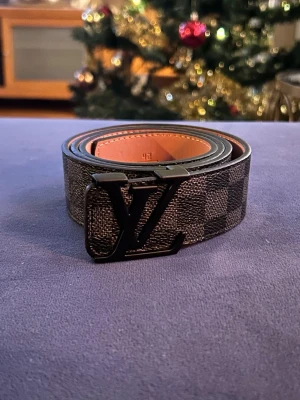 Rutig skärp med svart spänne - Ett svart rutigt **-bälte, 105 cm långt. Helt oanvänt och i nyskick. Hör av dig om du har frågor. Skickas samma dag! Priset kan diskuteras🤝