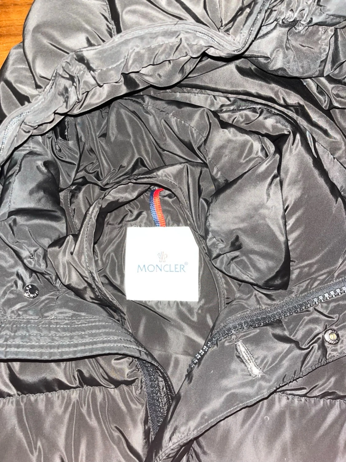 Svart Moncler dunjacka med huva - 2