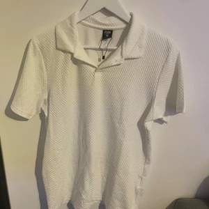 Vit piké  - Säljer en vit skön piké perfekt för sommaren. Tröjan är inte använd