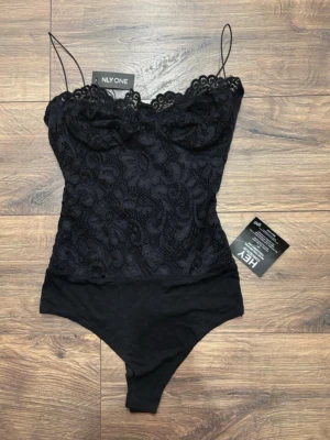 Spetsbody - Superfin stringbody i spets från Nelly. Nyskick med prislapp kvar. Storlek s🩷