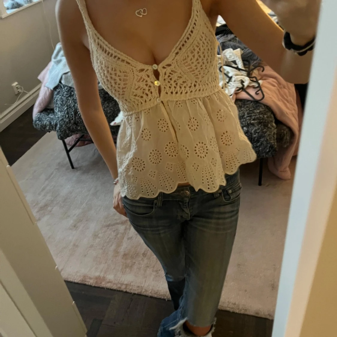 Beige spetslinne med knappar