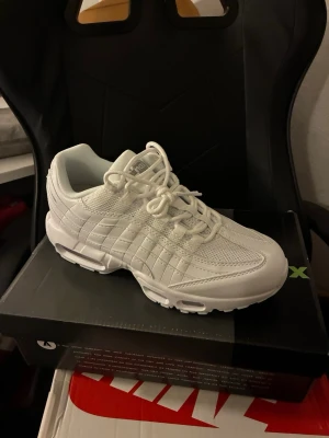 Nike Air Max 95 TT vita sneakers - Nike Air Max 95 TT sneakers i helvit färg. Helt nya och storlek 41