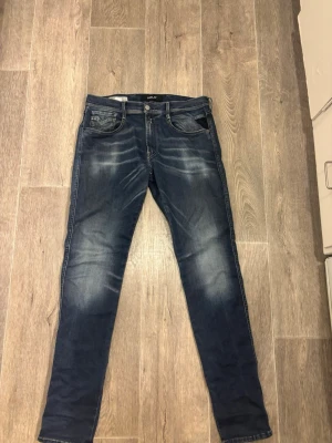 Replay anbass jeans - Säljer ett par Replay jeans | mycket bra skick | Modell:Anbass/Slim fit | strl 32/32