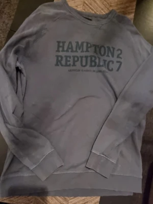 Blå sweatshirt från Hampton Republic - Mysig blå sweatshirt från Hampton Republic med tryck framtill. Klassisk rund halsringning och ribbade muddar vid ärmslut och nederkant. Perfekt för chill dagar eller när du vill ha en enkel men snygg look.