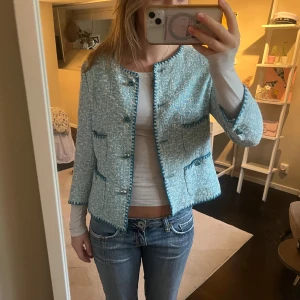 Trekvartärms jacka - Säljer denna jacka jag själv köpt second hand. Kontakta vid frågor eller intresse❣️