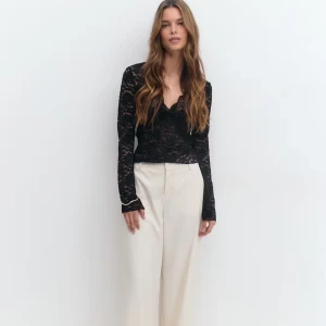 Svart spetstopp med v-ringning - Fin svart spetstopp med v-ringad hals och figurnära passform. Den är använd fåtal gånger och säljer då den inte längre kommer till användning. Priset går att diskuteras🩷