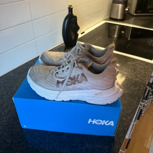 Beige Hoka sneakers - Säljer mina Hoka skor! Skriv vid funderingar eller för fler bilder! 🎉