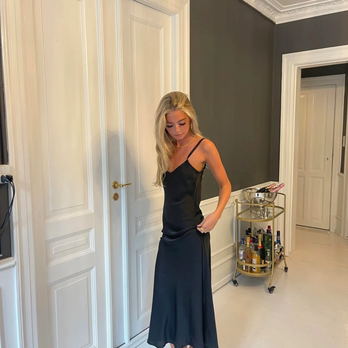 Svart långklänning med spetsdetalj - 2