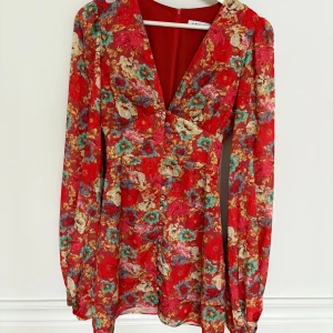 Röd kortklänning från Adoore - Säljer min klänning från Adoore i strl 32. Använt 3-4 gg. Skriv för fler frågor