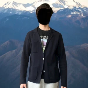 Stickad kofta - Säljer en stilren kofta från bläck i mycket bra skick. Koftan passar till allt: skjorta , T-shirt och hoodie. Den köptes för 899kr i somras och har inte använts mycket! Storlek M men fungerar även som en S.