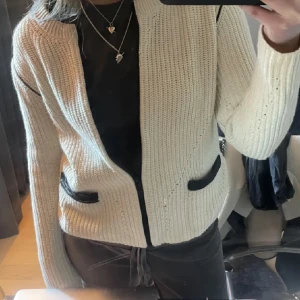 Stickad kofta  - Beige/vit, ifrån dagmar