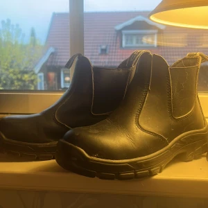 Svarta ridskor - Säljer ett par svarta ridskor i storlek 35, de har stålhetta i sig vilket är ett stort +. 💓 jag har ramlar av i de 3 ggr och blivit stampad på några ggr👍 men de är i bra skick, har någon fleck där och där men det går bort. (Tvättas vid köp).