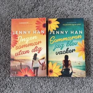 Ingen sommar utan dig & Sommaren jag blev vacker - Två böcker av Jenny Han som utspelar sig vid havet och handlar om sommar, vänskap och känslor. Perfekt för dig som gillar romantik och drama! Omslagen har färgstarka blommor och strandmotiv, vilket ger en härlig sommarkänsla. Passar unga vuxna och tonåringar. Säljer båda dessa böcker för 100 kr.  