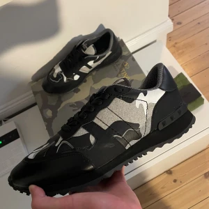 Valentino Rockrunner sneakers camo svart/grå - Skick 8/10. Allt og ingår. Skriv vid minsta fundering🤗Kan tyvärr inte garantera äkthet eftersom jag köpte dem på Vinted själv så har inget kvitto!