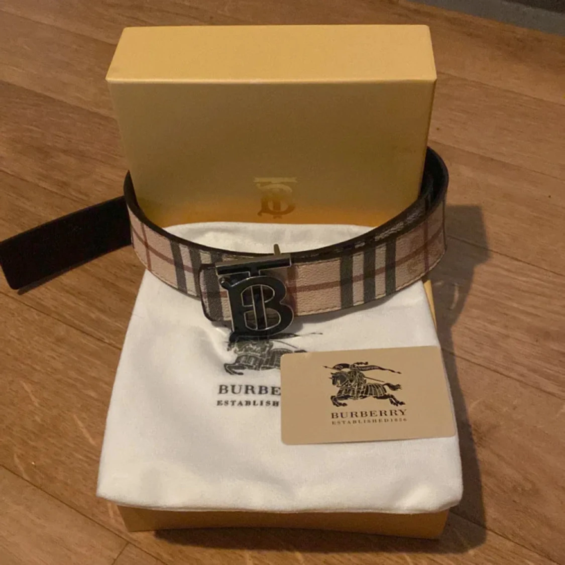 Burberry rutig skinnbälte med B-spänne - 1