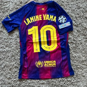 FC Barcelona 2025/26 Hemmaställ Lamine Yamal #10 Champions League  - Nya FC Barcelona 25/26 med Lamine Yamal på ryggen, Storlek S, Tröjan är helt ny och är i toppskick