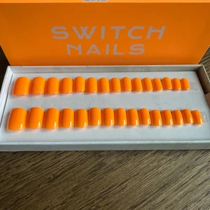 Switch Nails Disco Tangerine Square Extra Short - Helt oanvända Switch Nails i färgen Disco Tangerine. Form: Square Extra Short Alla tillbehör följer med.  