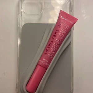 Läppglans  - Ett jättefint läppglans som inte är använd. skriv om du skulle vilja ha mobil skalet också så fixar jag det men det blir lite dyrare så alla sakerna kommer sammanlagt att kosta 60kr, mobilskalet är till iPhone 11, man kan köpa bara mobilskalet också för 40kr.