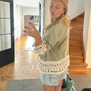 Olivgrön Zara jeansjacka med vita detaljer - Väldigt snygg och eftertraktad jacka med vita detaljer💗accepterar ofta bud om det sker via snabb affär.