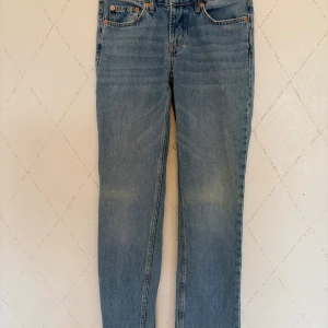 Ljusblå jeansbyxor från 157, XS - Säljer ett par klassiska ljusblå jeansbyxor från 157 i storlek XS. Jeansen har fem fickor, raka ben och normal passform. Perfekta för dig som gillar en enkel och tidlös look. Materialet är klassiskt denim. Byxorna är mid-waist. 