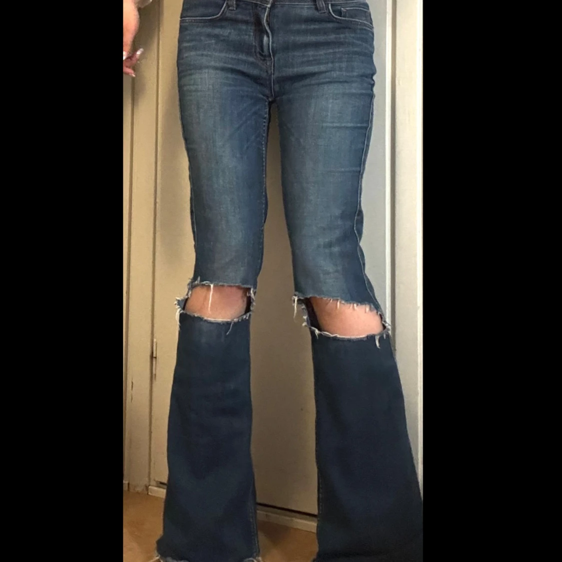 Blå bootcut jeans från ONLY med hål - 1