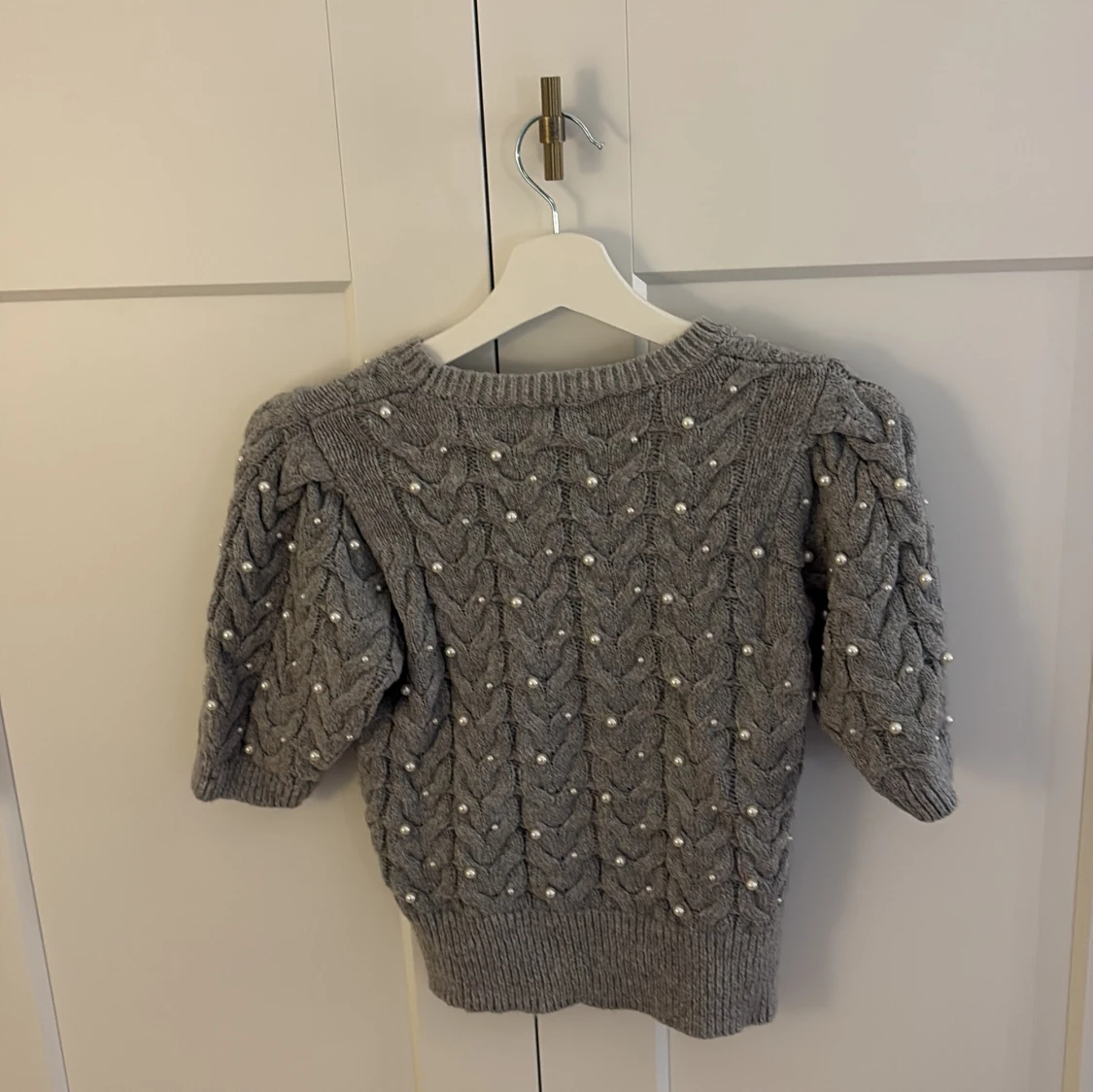 Grå stickad tröja med pärlor från Zara - 1