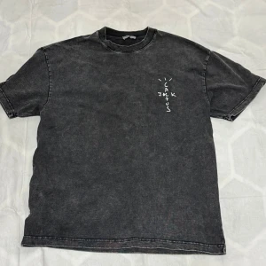 Travis Scott t shirt  - En riktig kall och fin t shirt. 