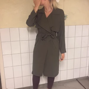 Trenchcoat 💚 - Från bik bok .